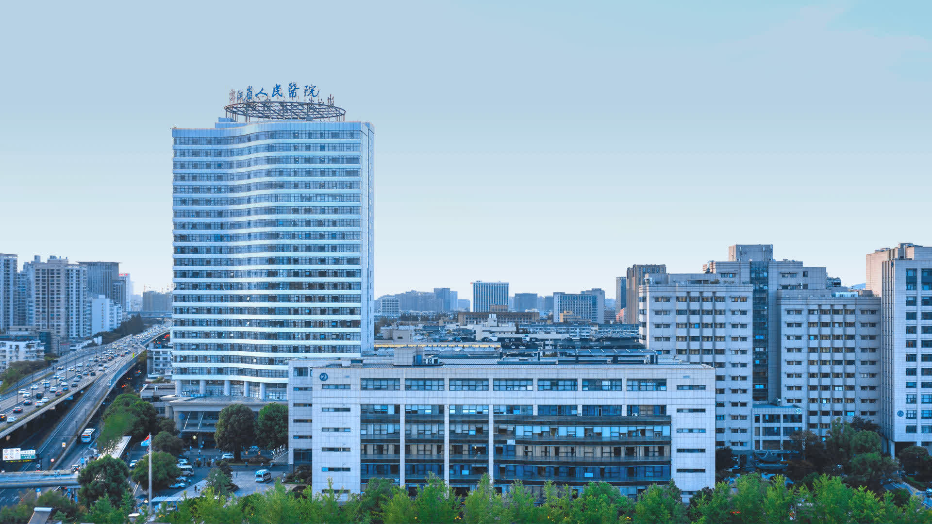 省内首家全场景医疗信创落地三甲医院，浙江省人民医院富阳院区实现“无感切换”，打造信创示范标杆